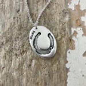 Silberkette mit ovalem Hufabdruckanhänger