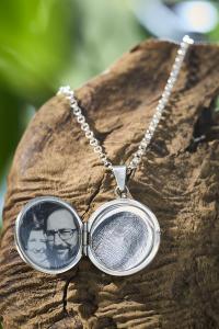 Rundes Medaillon mit Fingerabdruck