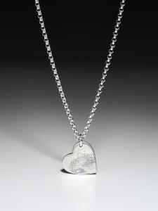 Silberkette mit einem kleinen Herzanhänger mit Nasenabdruck