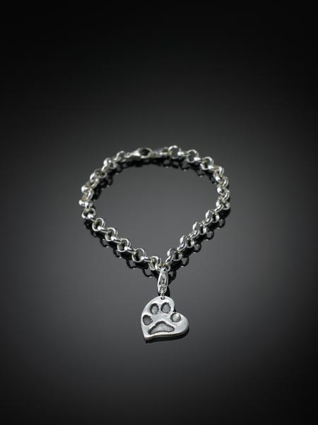 Silberarmband mit Pfötchenabdruck-Herzanhänger in Silber