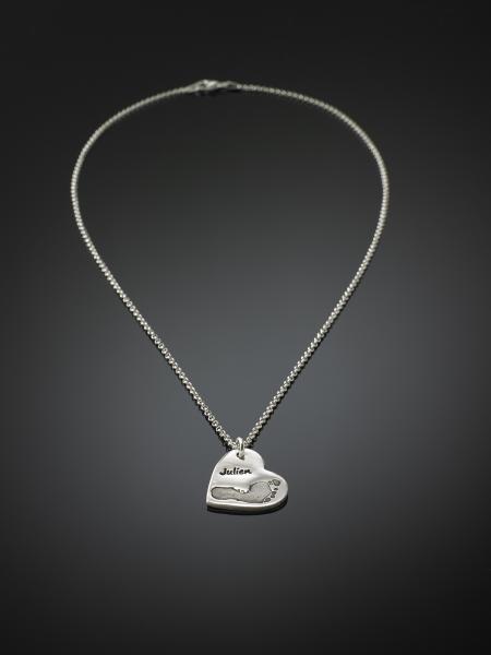 Silberkette mit einem Kettenanhänger-Herz mit Fußabdruck in Feinsilber