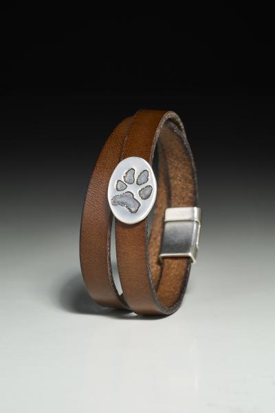 Lederarmband mit ovalem Pfotenabdruck-Nugget in Silber
